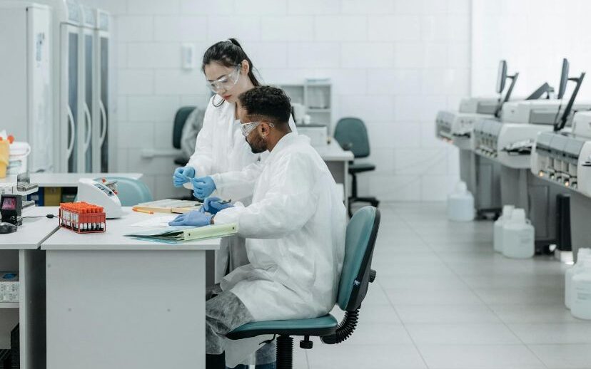 Dos científicos en un laboratorio haciendo pruebas trabajando en la búsqueda de Tratamientos del TDAH con evidencia científica